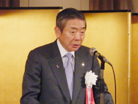 挨拶する古川会長