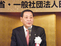 挨拶する中野会長