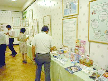 展示をご覧になる来場者